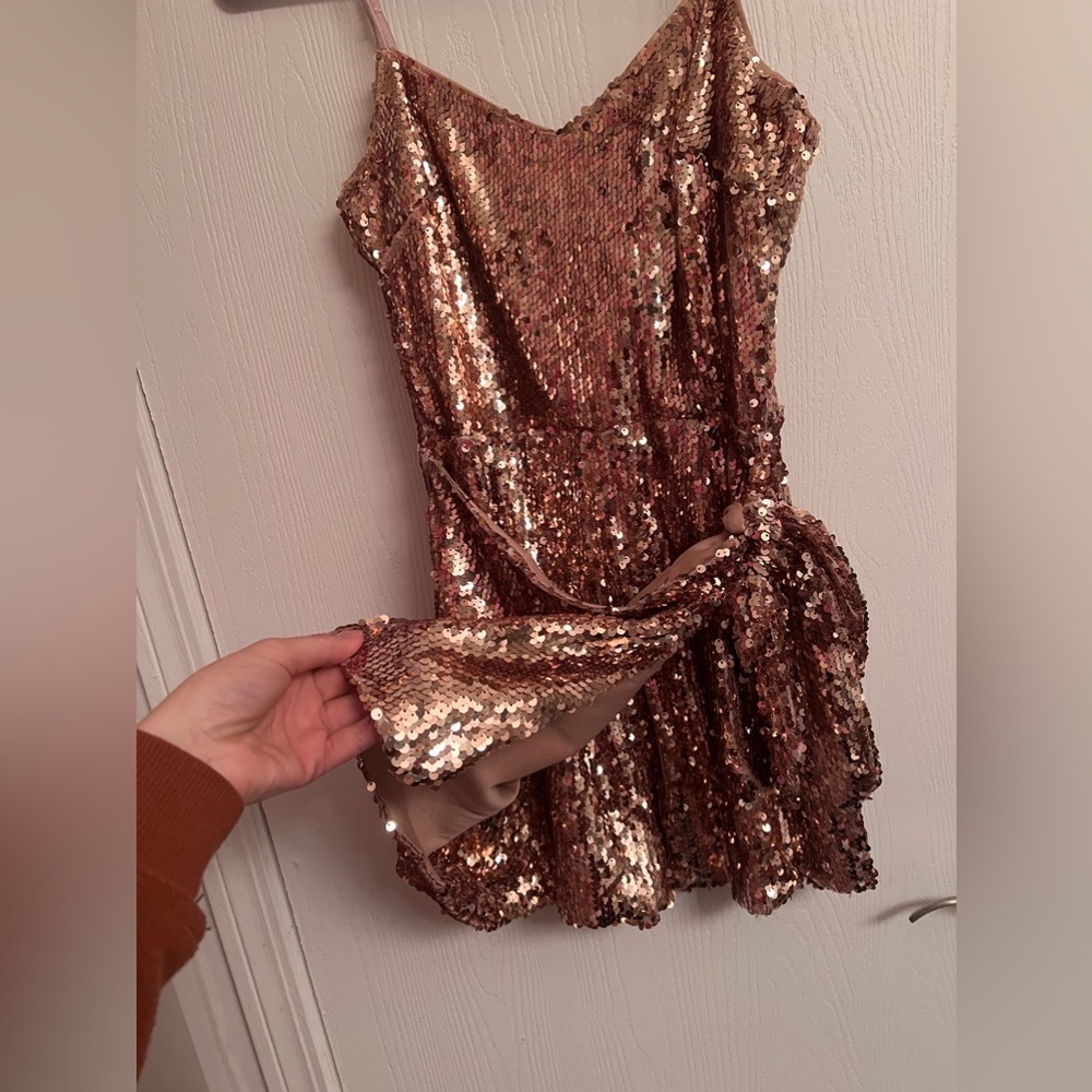 ERAS TOUR OUTFIT! LULUS XS Champagne sequin romper. Worn once, no spills/snags.